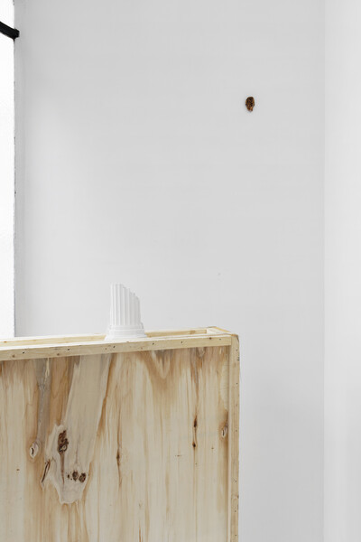 Clémentine Bruno & Ruyin Nabizadeh, Plotting The Thinginess of The Thing, 2018, engraved plaster, 21 x 15 cm & Robert Brambora, Ear, 2018 - © sans titre