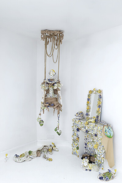 Lucile Littot, Les Hasards Heureux de l’Escarpolette, 2017, earthenware, glaze and gold lustre, lambskin, chains, mirror, paint, ca. 190 x 140 x 275 cm - © sans titre