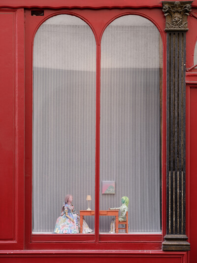 Liselor Perez, Mouchoir brodé (Kate et Kade), 2026, miniature furniture, silicone, synthetic hair, household linen, batting, wood, dollhouse lamp, variable dimensions, unique - © sans titre