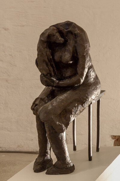 Agnès Racine, Femme et son petit chien, 1986, bronze, 20 x 48 x 32 cm, unique - © sans titre