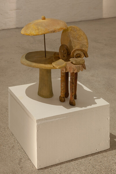 Agnès Racine, Le fauteuil paresseux, 1986, painted terra cotta, metal, 37 x 43 x 21cm, unique - © sans titre