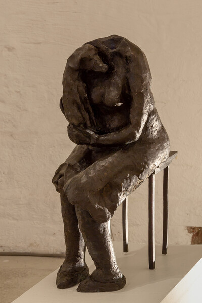 Agnès Racine, Femme et son petit chien, 1986, bronze, 20 x 48 x 32 cm, unique - © sans titre