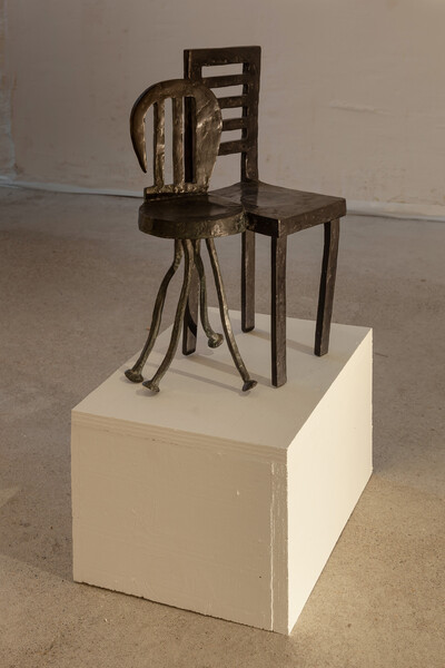 Agnès Racine, Les chaises amoureuses, 1990, bronze, 27 x 44 x 17 cm, unique - © sans titre