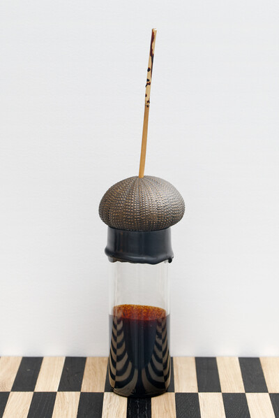 Martin Belou, Le Coaltar (4), 2020, glass, pine tar, porcelain, wax sealing, metal, bronze, straw, 38 x 10 x 10 cm, unique - © sans titre