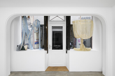 Jessy Razafimandimby, L’écarlate emplissait ses narines, 2022, curtain, tieback, found document holder, pencil on paper, variable dimensions, unique & Œil de Mars, 2022, curtain, found bronze handles, variable dimensions, unique - © sans titre