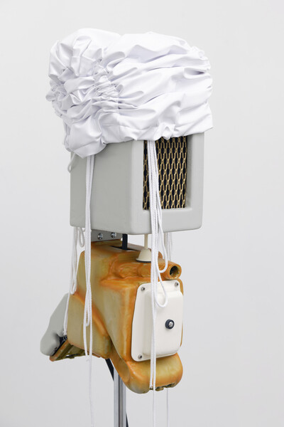 Erwan Sene, NL3 mobile-speak (detail), 2022, wood, stainless steel, polyurethane resin, aluminum, vinyl fabric, electric cable, speaker, paint, 149 x 38 x 23 cm, unique - © sans titre