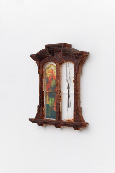 Sula Bermúdez-Silverman, Halaby, 2022, epoxy resin, walking stick, Aleppo pepper flakes, transparency film, 22.9 x 20.3 x 2.5 cm, unique - © sans titre