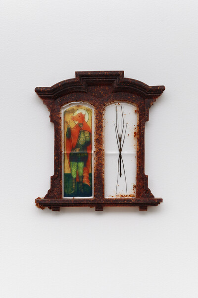 Sula Bermúdez-Silverman, Halaby, 2022, epoxy resin, walking stick, Aleppo pepper flakes, transparency film, 22.9 x 20.3 x 2.5 cm, unique - © sans titre