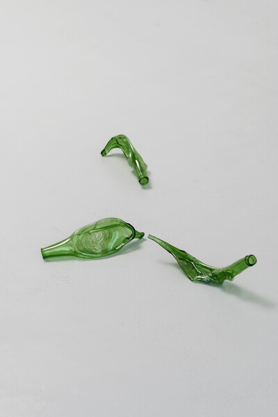 Real Madrid, Fallen like bottleneck (Soggy, Mossy, Blossom), 2018, melted glass, ca. 25 x 5 cm (each), unique - © sans titre