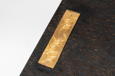 Robert Brambora, Florals (Desk), 2026, ceramic, gold luster, 22 x 7 cm, unique - © sans titre