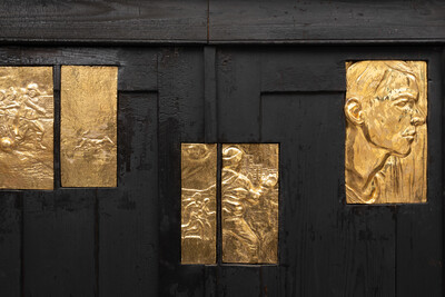 Robert Brambora, Former Future (detail), 2026, wood, ceramics, gold luster, gouache, wax, 185 x 59 x 127 cm, unique - © sans titre