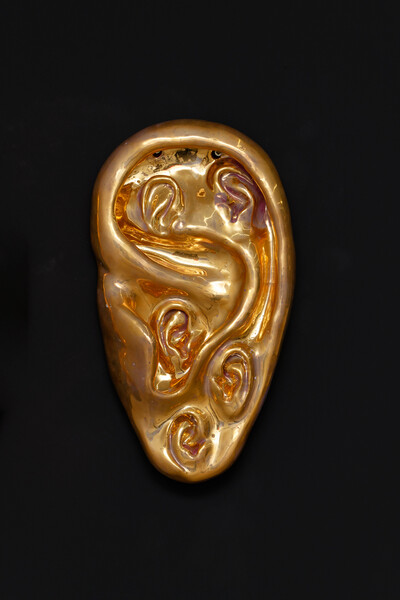 Robert Brambora, Echos 2, 2023, ceramic, liquid bright gold, 32 x 17 x 5.5 cm, unique - © sans titre