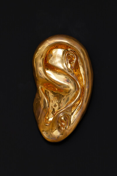 Robert Brambora, Echos 1, 2023, ceramic, liquid bright gold, 34 x 19 x 4.5 cm, unique - © sans titre