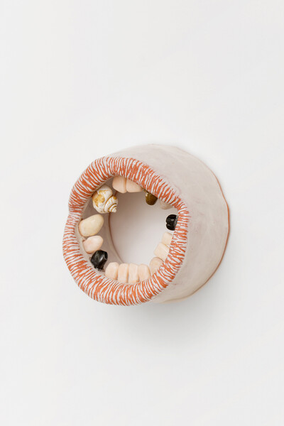 Lou Masduraud, Kiss (without health insurance but an anti-speciesist approach of the mouth as an environment), 2023, glazed ceramic, pink marble, black marble, rocks, sea shells and sea-polished glass, 12 x 12 x 7 cm, unique - © sans titre