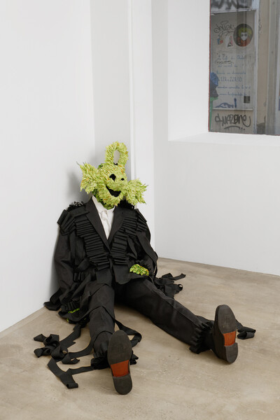 Jacopo Belloni, Vinciola, 2023, silk leaves, alcohol aniline, rice starch, papier mâché, tailor-made wool men’s suits, cotton shirts, zentai lycra suits, bamboo socks, leather shoes, jointed pvc mannequin, ash wood jointed arms, iron, 180 x 50 x 40 cm, unique - © sans titre