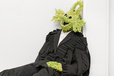 Jacopo Belloni, Vinciola (details), 2023, silk leaves, alcohol aniline, rice starch, papier mâché, tailor-made wool men’s suits, cotton shirts, zentai lycra suits, bamboo socks, leather shoes, jointed pvc mannequin, ash wood jointed arms, iron, 180 x 50 x 40 cm, unique - © sans titre