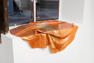 Ceylan Öztrük, Flat Dragon, 2019, medical silicone, cosmetic paint, 117 x 90 cm, unique - © sans titre