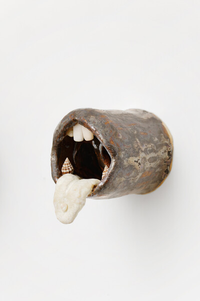 Lou Masduraud, Mini Kiss (with many species), 2023, glazed ceramic, shells, Carrara marble, beach pebbles, 7 x 7 x 8 cm, unique - © sans titre