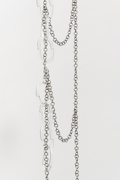 Andreia Santana, Sweaty Chains, 2022, water, glass and chain mail, 260 x 20 x 8 cm, unique - © sans titre