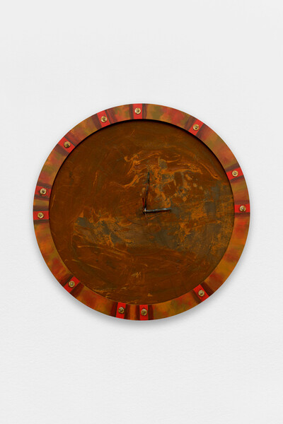 Tanja Nis-Hansen, Rusty clock (I am still a patient girl), 2021, iron compound, oxidation compound, MDF, metal and clockwork, wooden frame, ø 50 cm, unique - © sans titre