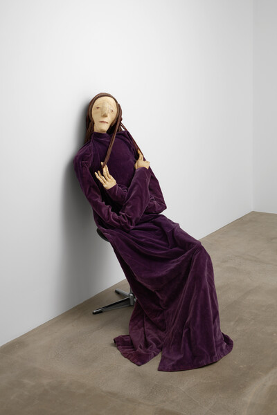 Eva Aeppli, Weibliche Figur (Frieda), 1965, purple velvet stitched and lined gray fabric, 215.9 x 75 x 30 cm, unique - © sans titre