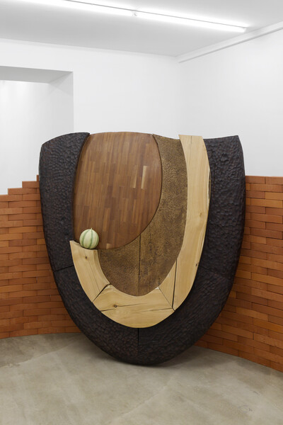 Wei Libo, A nap under the sun, 2025, wood, wooden melon, acrylic paint, 165 x 157 x 22 cm, unique - © sans titre