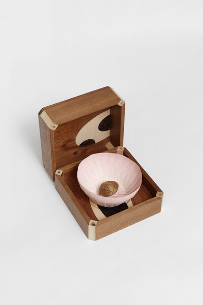 Wei Libo, Itches and peaches 1, 2025, unique, wood, Japanese paper, wooden marquetry, 17 x 17 x 22.5 cm (opened), 10 x 17 x 17 cm (closed), unique - © sans titre