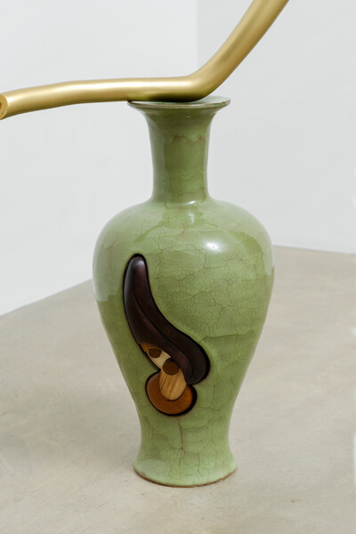 Wei Libo, Family birds (green magpie) (detail), 2025, wood, ceramic, wooden marquetry, acrylic paint, 255 x 137 x 73 cm, 48 x 22 x 22 cm (ceramic), unique - © sans titre